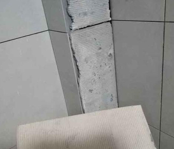 海口瓷砖空鼓维修公司分享下厨房瓷砖脱落的补救措施。